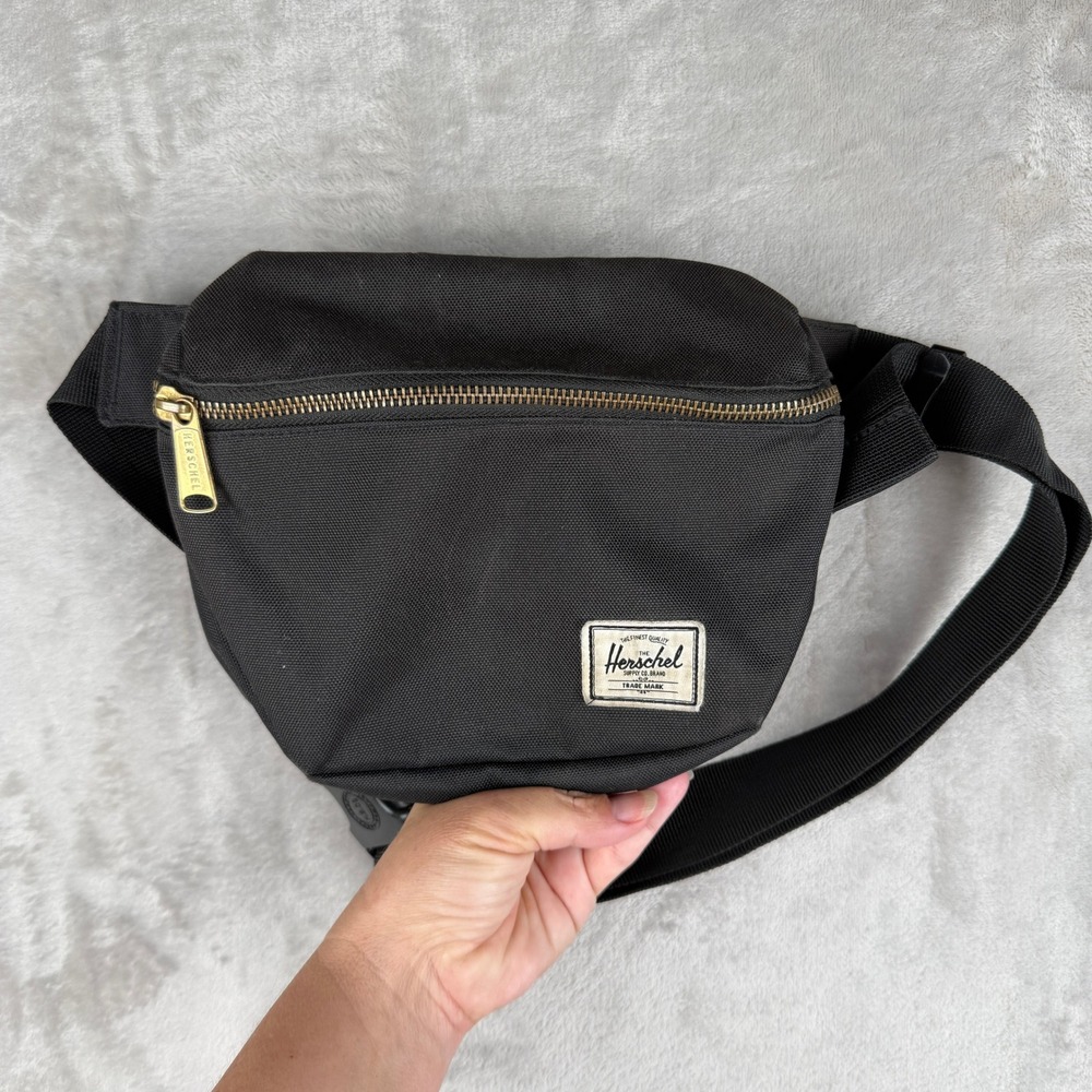 Herschel Supply Co Seventeen Hip Pack Black Gold Zipper Waist‎ Bag Fanny Pack